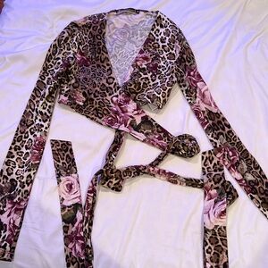 Floral cheetah cropped long sleeve with ribbon to do a crossbody tie